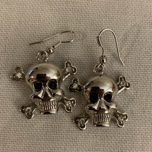 Jewelry - Skull hanging earrings